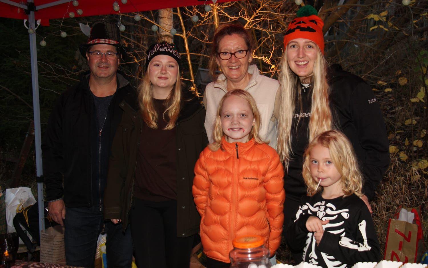 Thomas Berthou, Tilda Berthou, Camilla Synneby Berthou Malvina Wiking, Elsa Nyström och Anna Nyström bakom cafébordet. 