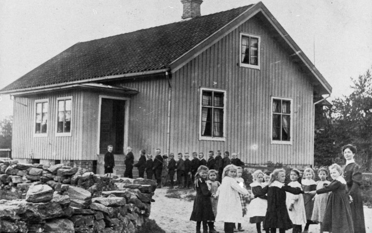 Hällesåkers gamla skola år 1907. 