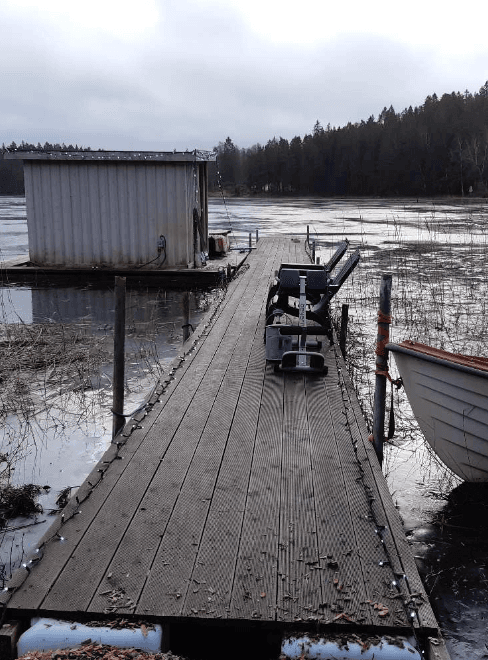 Miljöinspektörer stegade upp bryggans längd till cirka 25 meter.