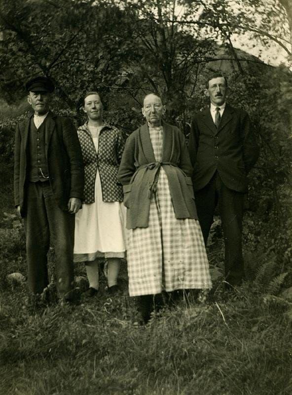 Familjen Olof Bernhard Börjesson med hustrun Emilia (Emma) Augusta Magnusdotter och sonen Artur och dottern Selma. Foto från cirka 1920.