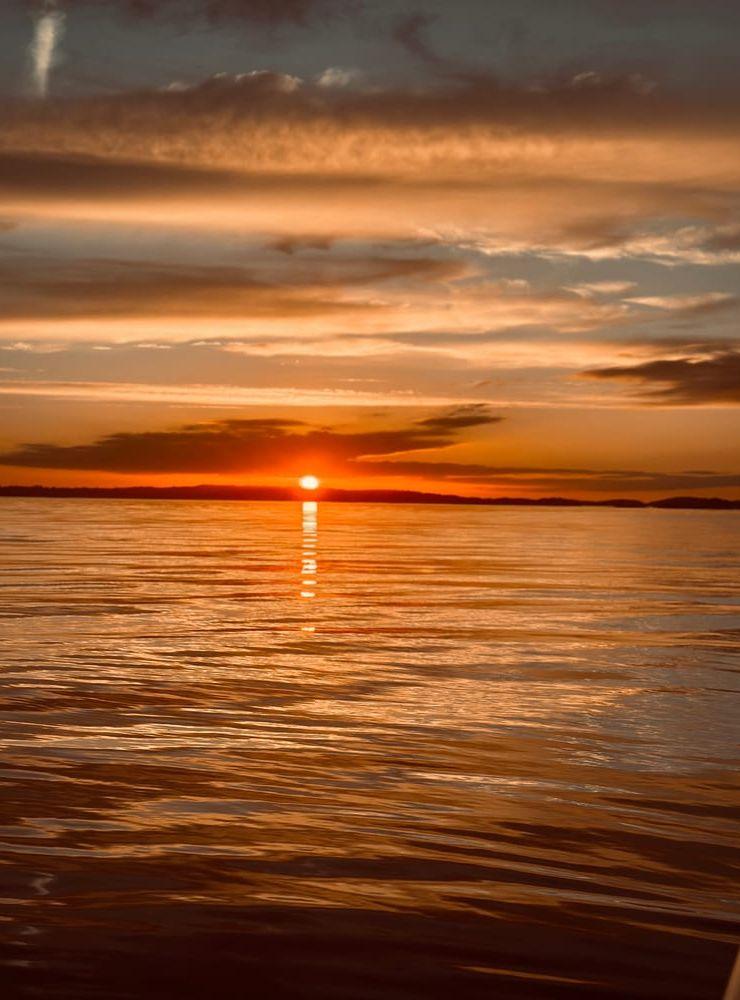 Martina Reynolds Tyremark har fångat solnedgången under en vacker kväll sista september när hon var ute med båten vid Askim. Sista turen innan upptagning. 
