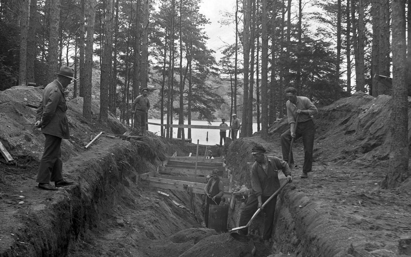 Här grävs nytt tillopp fram från Norra Långvattnet till vattenreningsverket, år 1921. 