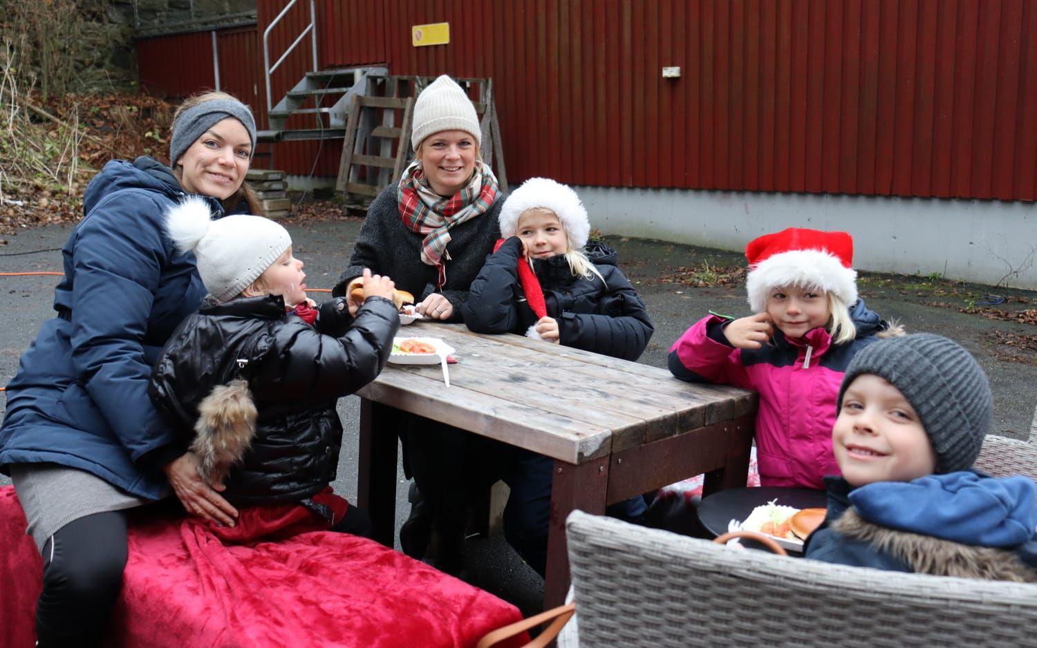 Vännerna Anna Sjödin och Malin Bagge Lindrot tog matpaus med barnen Lycke, Filippa, Jill och Karl. Filippa och Jill skulle också delta i ett körkonsert lite senare.