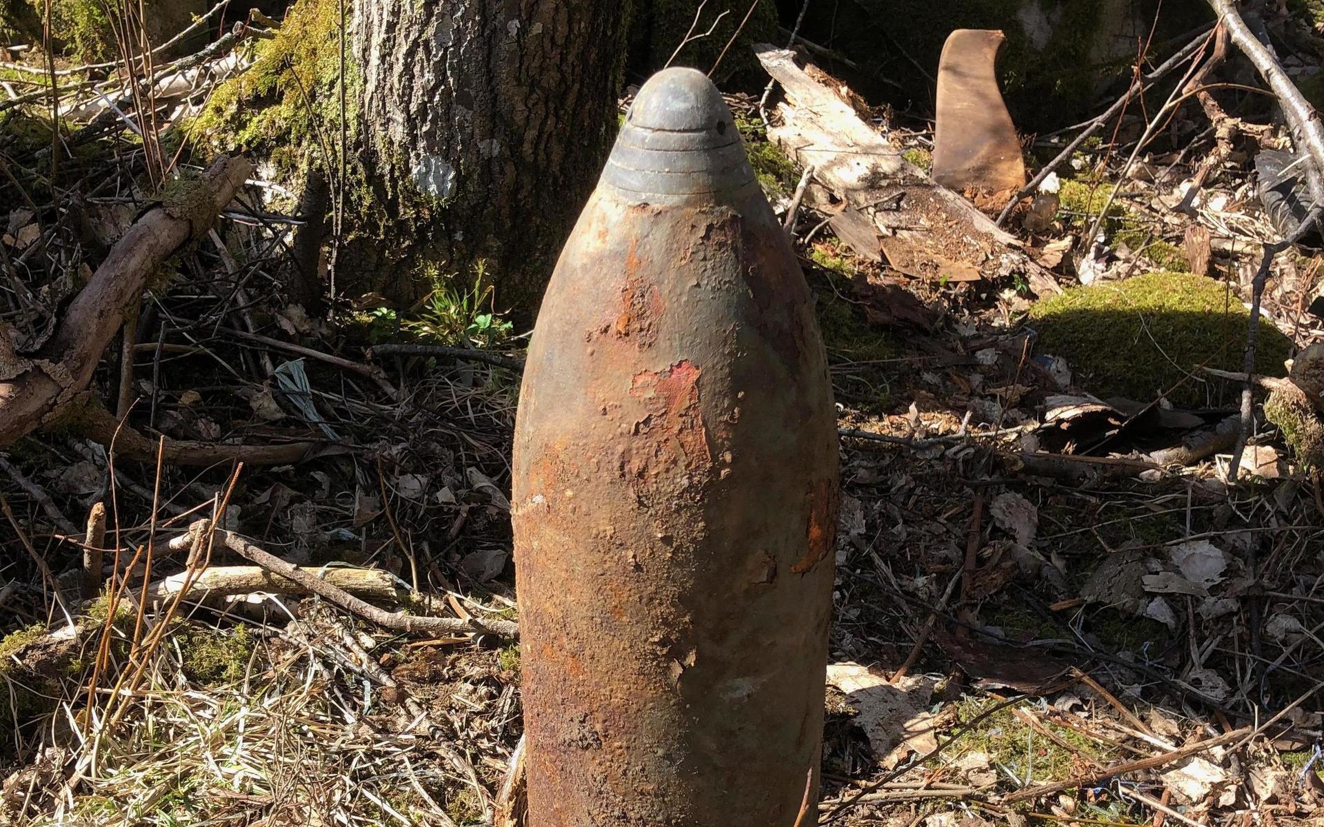 Nationella bombskyddet kallades till Uggleåsvägen i Lindome under tisdagskvällen efter att en gammal granat hittats i ett rivningsfärdigt skjul. 