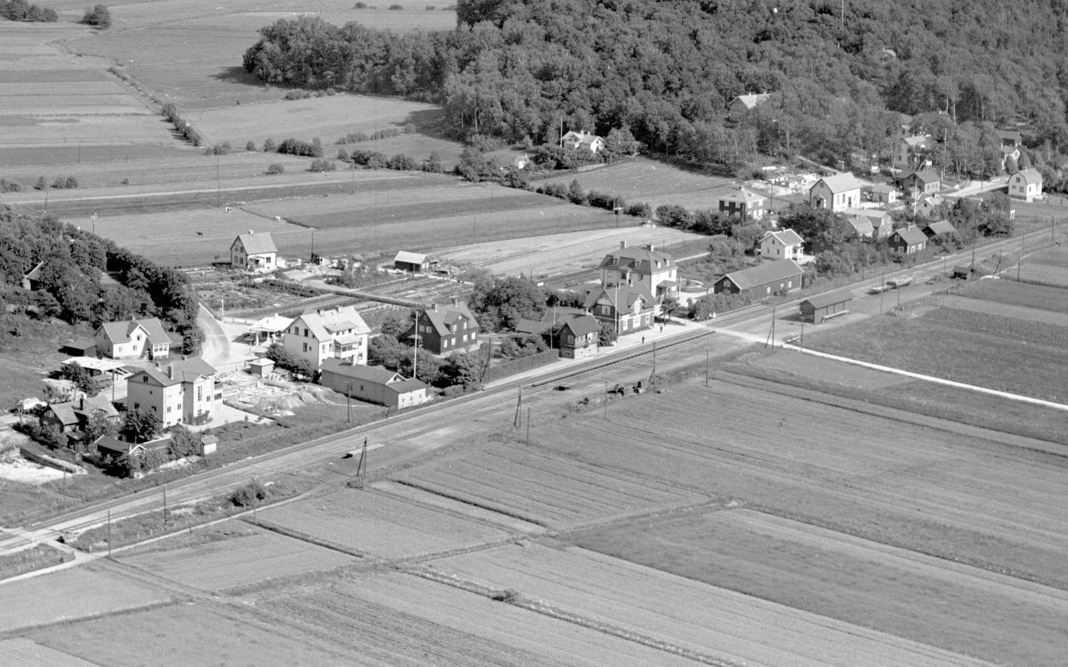 Bild över Kållereds centrum år 1935. Stationshuset syns mitt i bilden. 