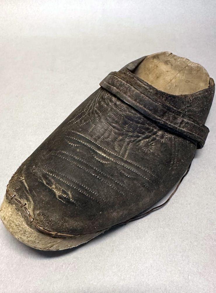 Skorna som hittades var storlek större, och bars sannolikt av en pojke.