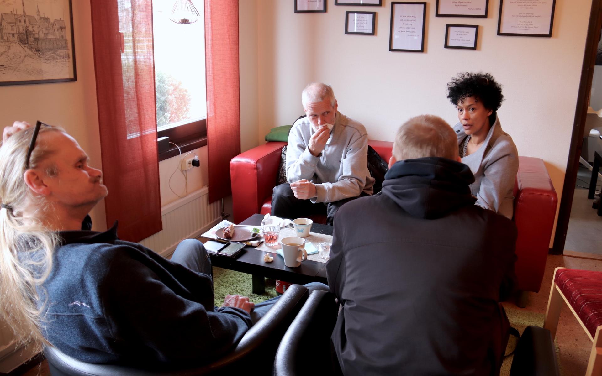 Kjell Boman, Kent Andersson, Andrea Dahi och Magnus Peterson är trogna besökare på kaféet. Här kan de få frukost och fika för 10 kronor. 