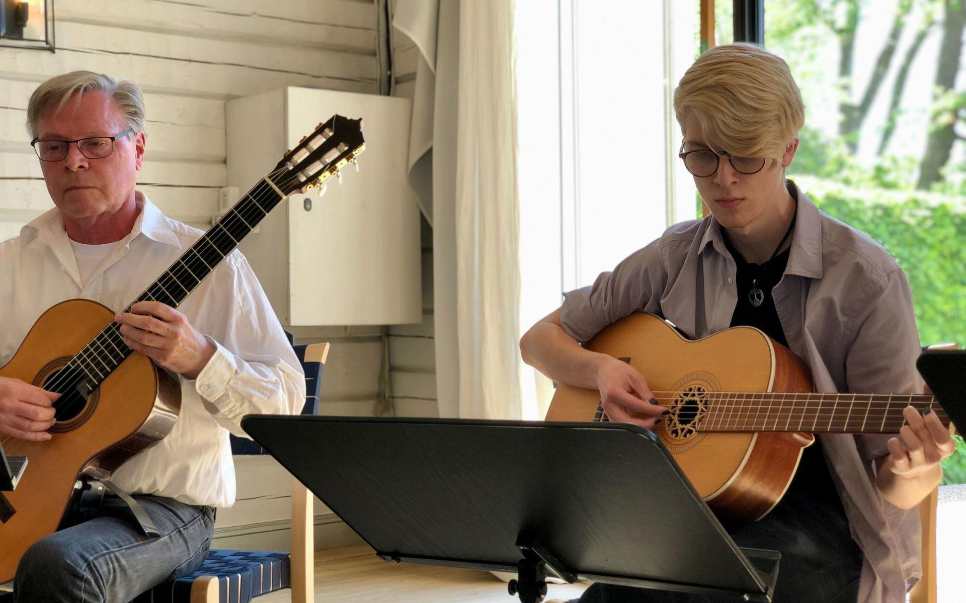 Gitarrläraren Bo Haraldsson och eleven Noah Staaf under framförandet av Green day-låten Wake me up when September ends. 
