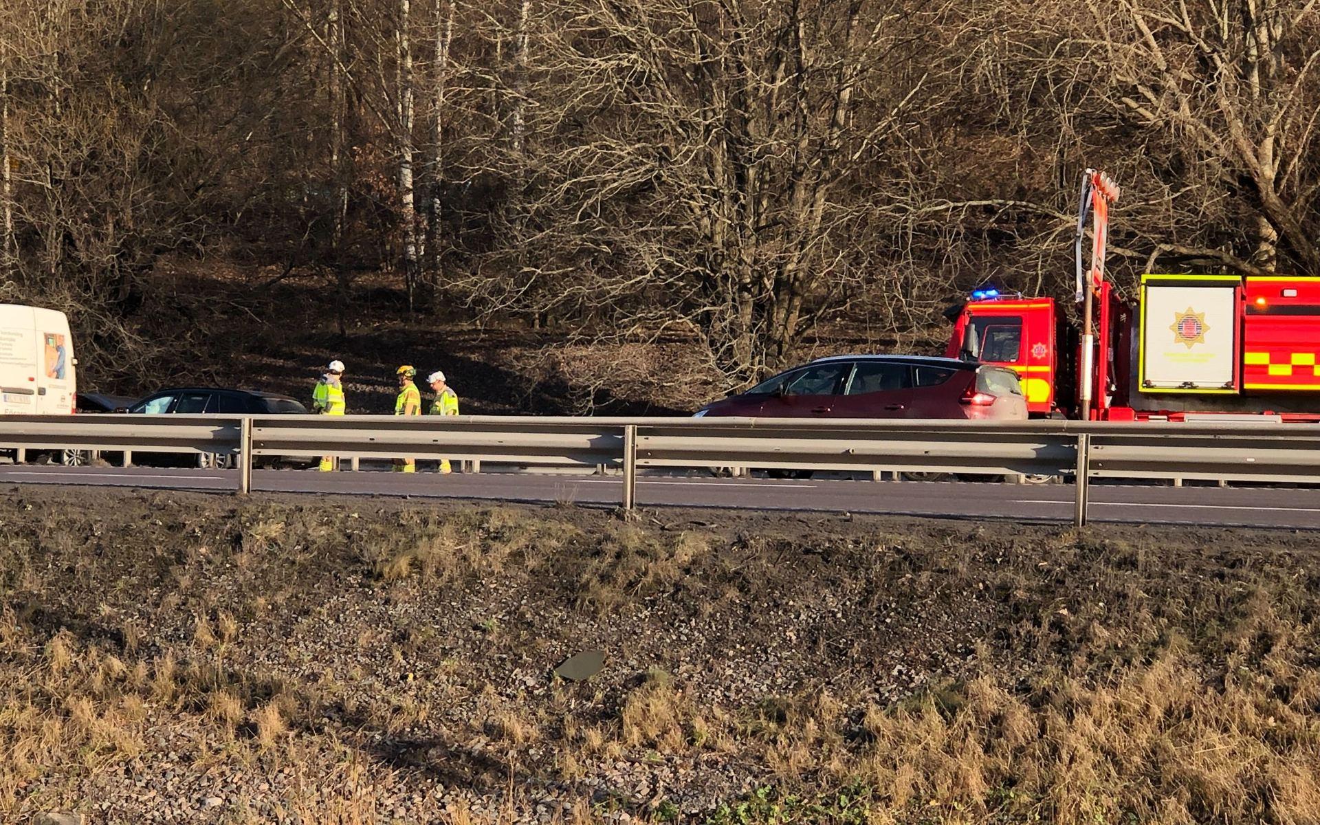 Två bilar kolliderade på E6 vid Kallebäck under onsdagsförmiddagen.