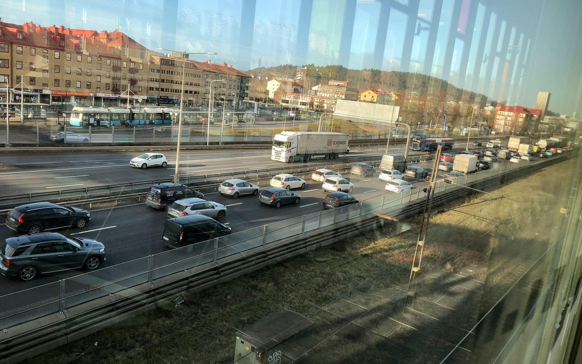 Köerna sträckte sig vid 12.30-tiden långt söderut på E6.